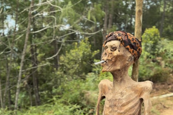 [Influenciadora brasileira presencia ritual em que mortos são desenterrados na Indonésia: “Impactante”]
