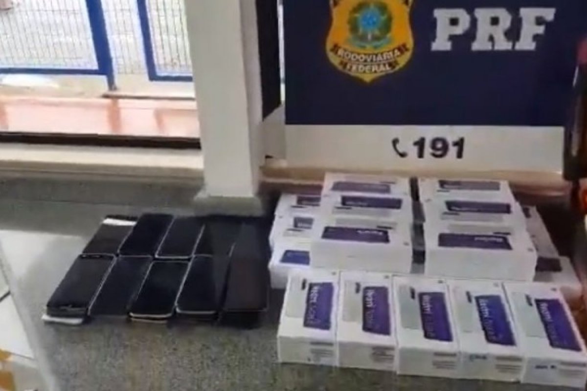 PRF apreende carga irregular de celular em Jequié