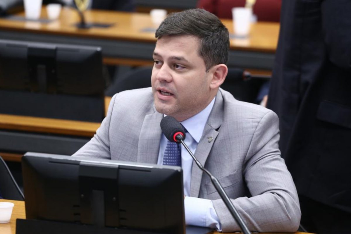 Deputado pede explicações sobre negociações de empréstimos para os Correios