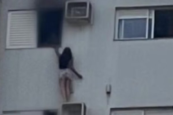 [Vídeo: Mulher tem 70% do corpo queimado após salvar mãe e filha de incêndio no Paraná]