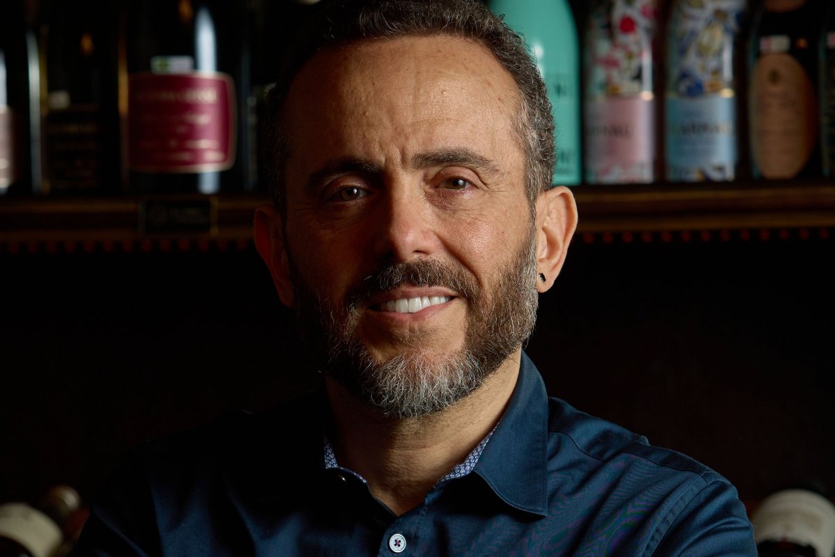Isaac Azar lança livro com as receitas emblemáticas do Paris 6! 