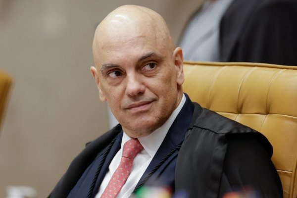 [ Moraes concede liberdade provisória a ré dos atos de 8 de Janeiro]