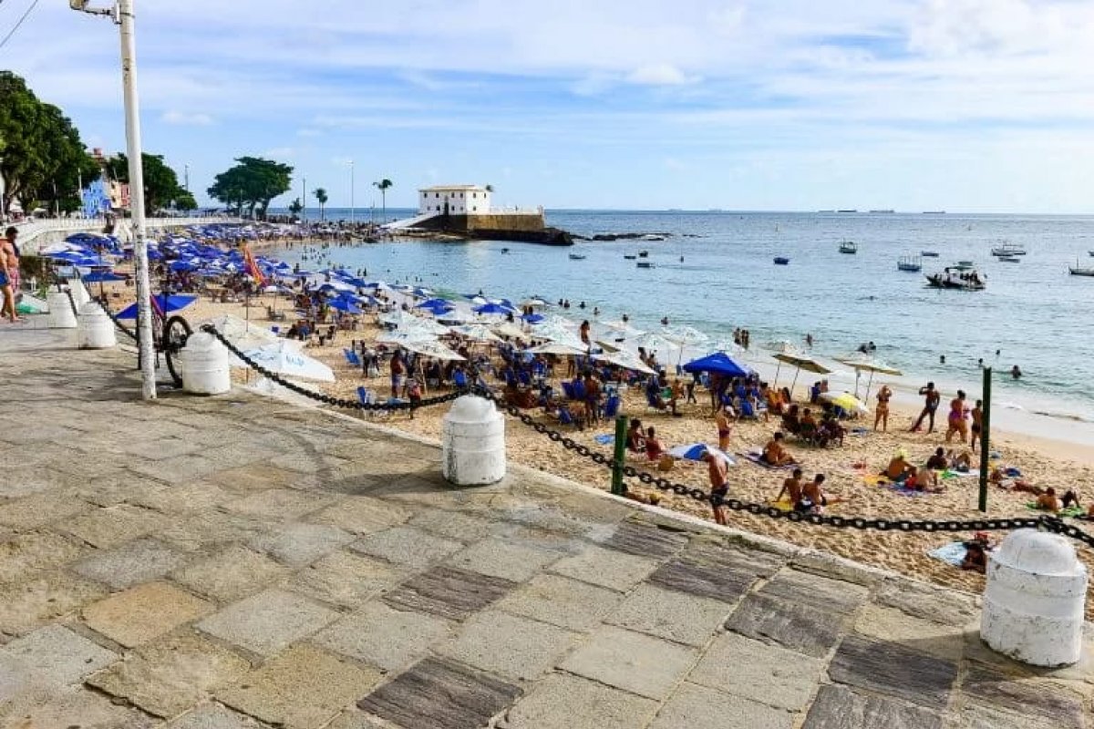 Lei que proíbe instalação de sombreiros sem solicitação de banhistas na praia do Porto da Barra é aprovada pela Câmara