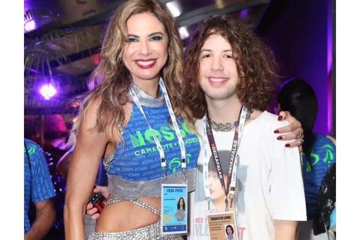 Luciana Gimenez vai à Sapucaí com o filho Lucas Jagger