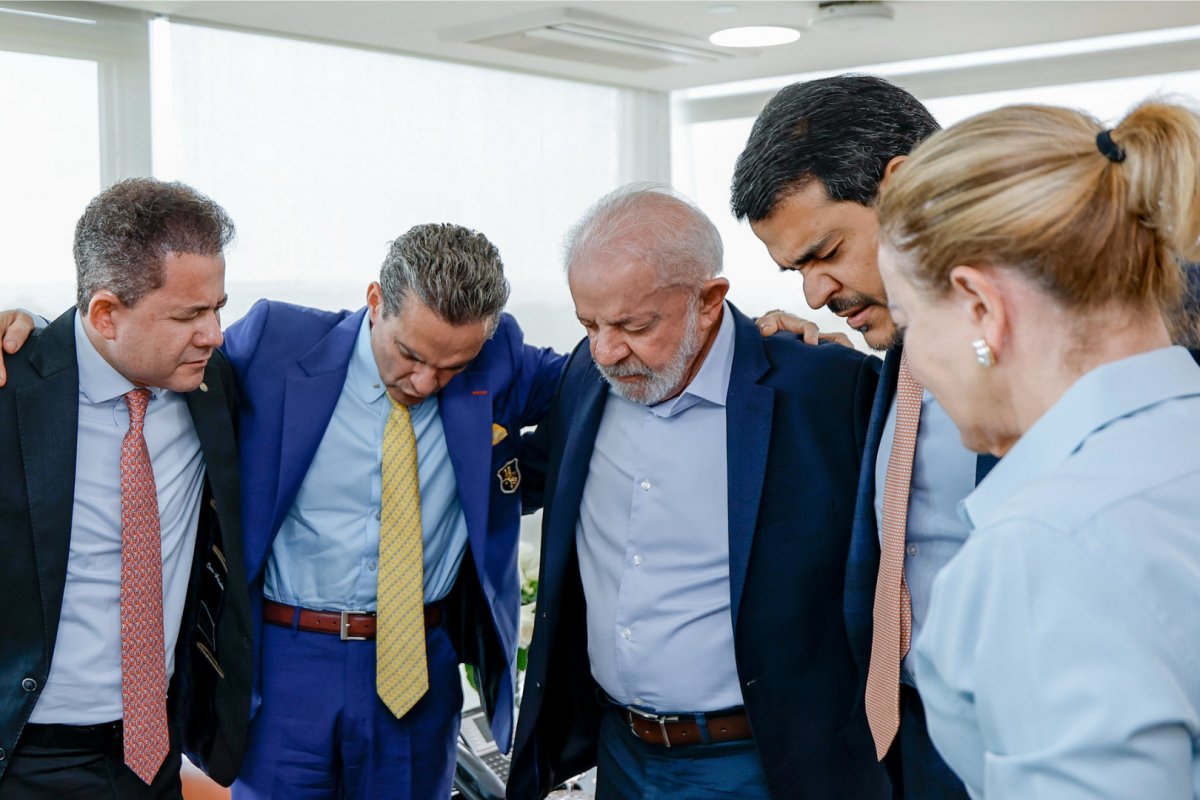 Lula recebe deputado, bispos evangélicos e cotado ao STF no Palácio do Planalto