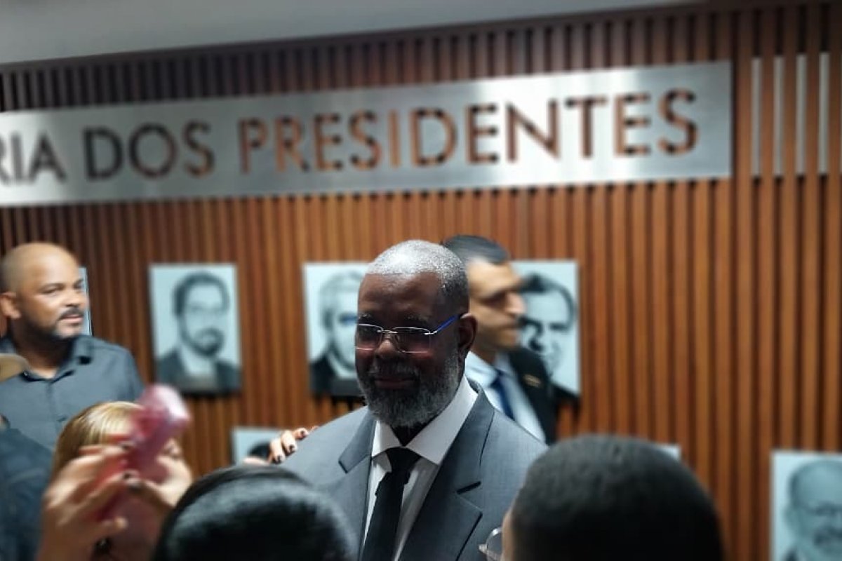 Vídeo: cantor Péricles recebe título de cidadão baiano na ALBA: 'me sinto em casa'