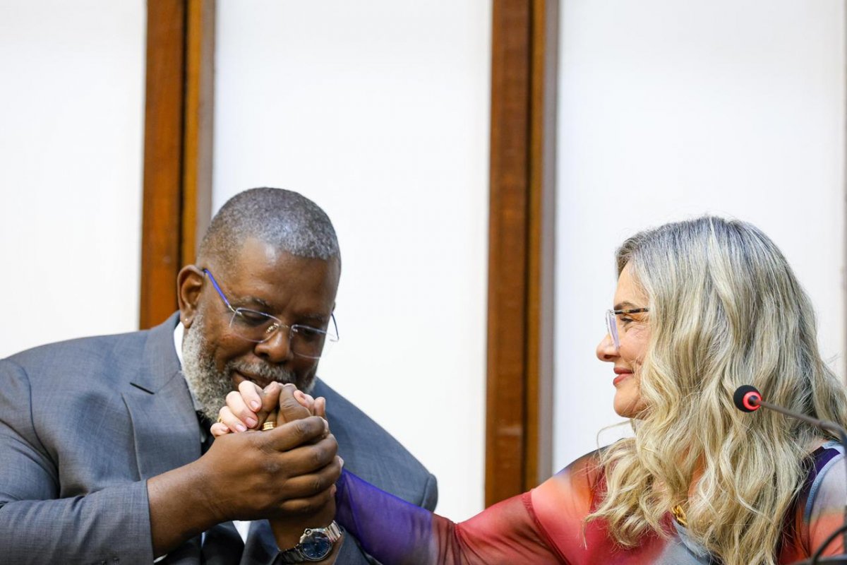 Ivana Bastos celebra entrega do título de Cidadão Baiano a Péricles: "Ato de reconhecimento"