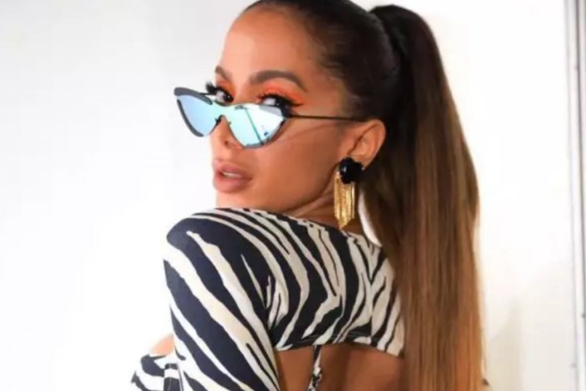 Em nova fantasia, Anitta vira “zebra sensual”