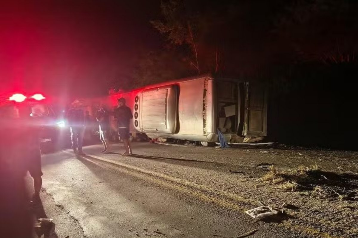 Acidente com ônibus deixa ao menos 15 mortos no agreste de Pernambuco
