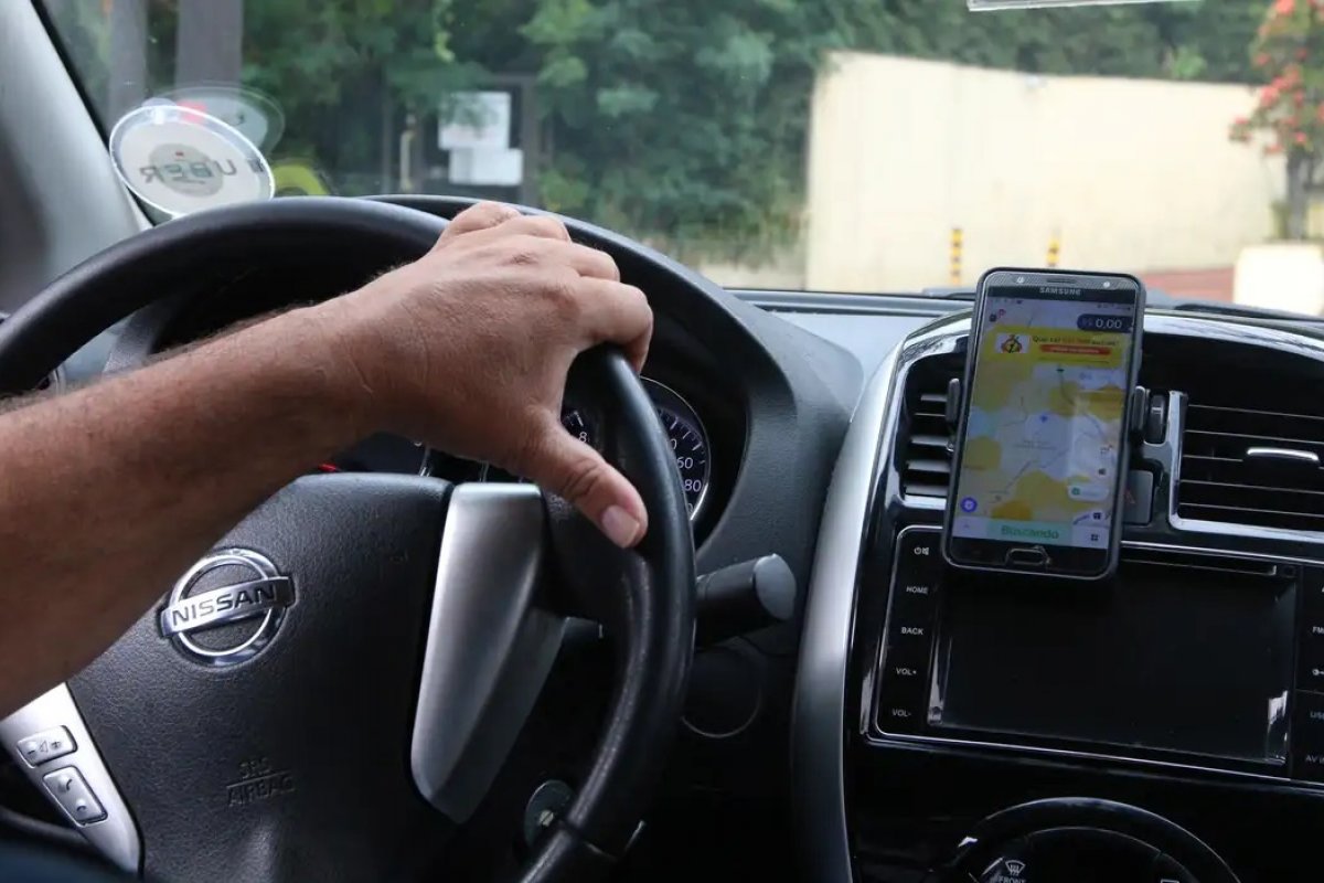 CNH sem autoescola muda regras para motoristas de app; entenda