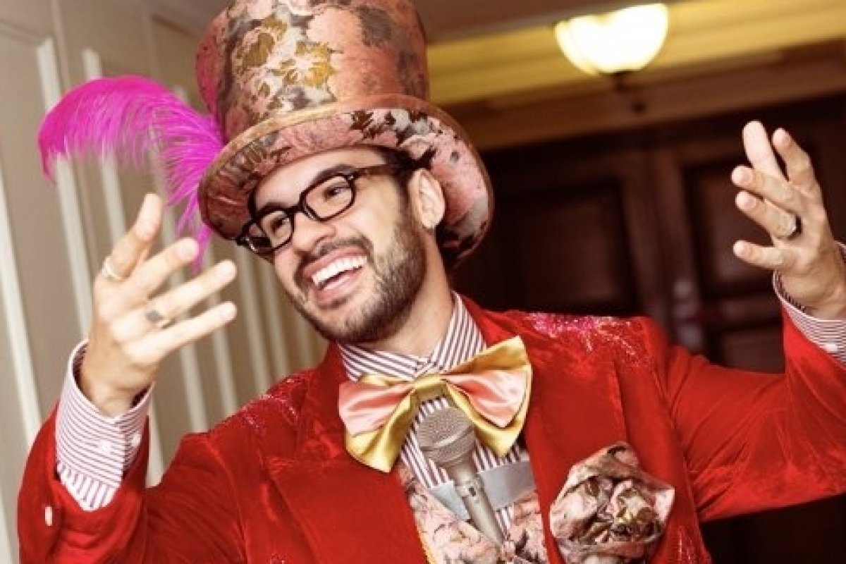 Diego Cruz homenageia Chacrinha em baile de halloween!