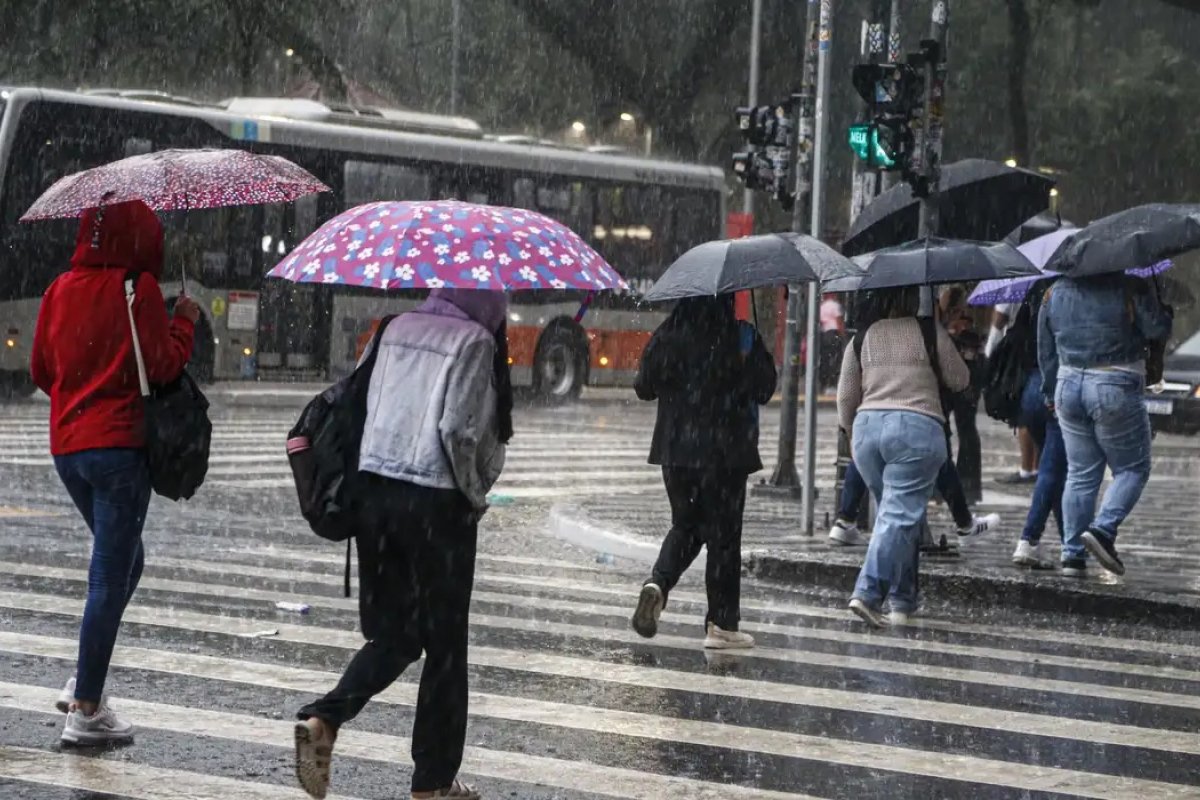 Inmet emite alerta de perigo para chuvas intensas em 27 municípios baianos; veja quais