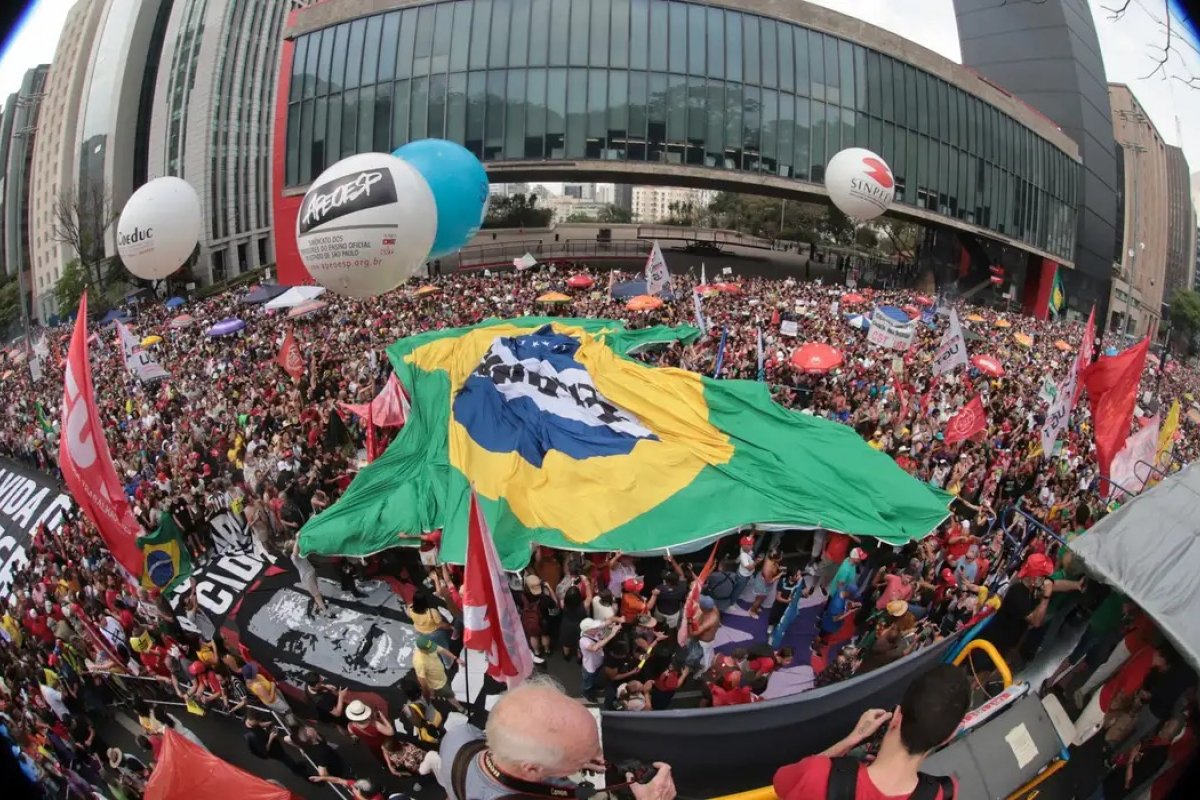Petistas e bolsonaristas confiam em seus grupos quase como em suas próprias famílias, aponta pesquisa