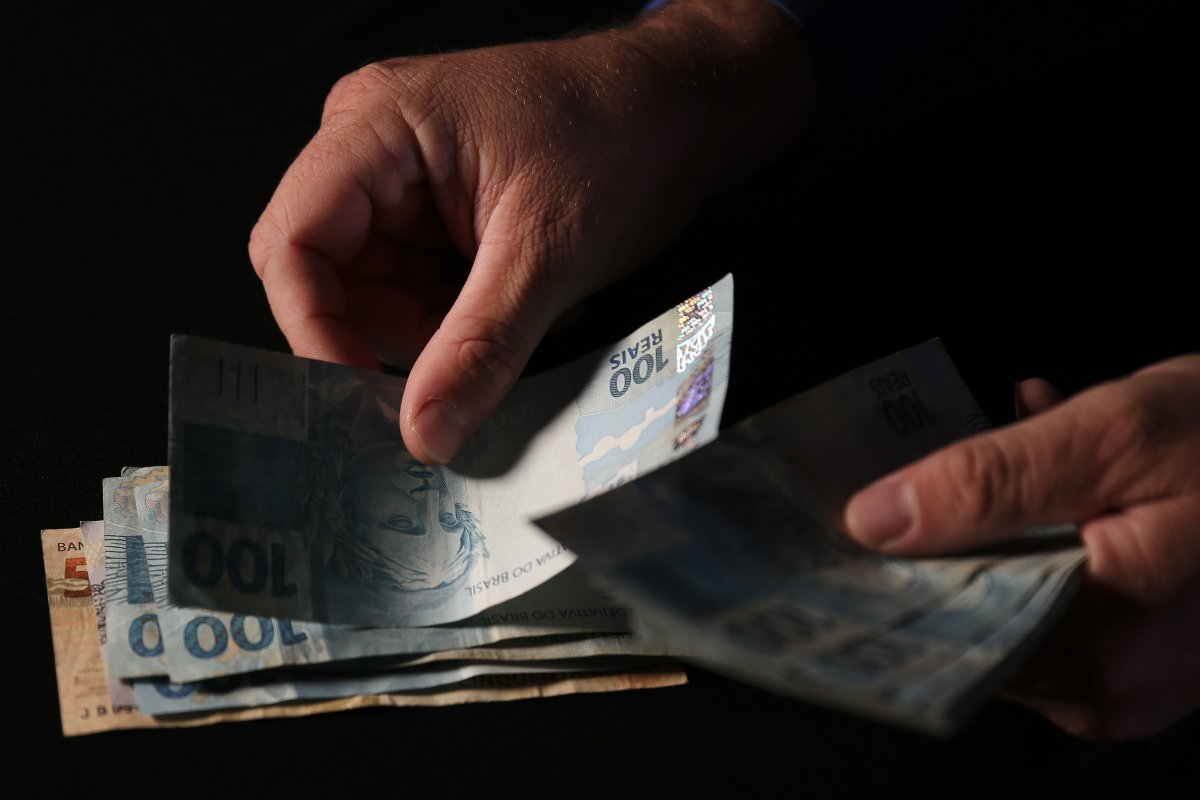 Servidores recebem até R$ 44 mil por mês só com gratificação por atividades extras