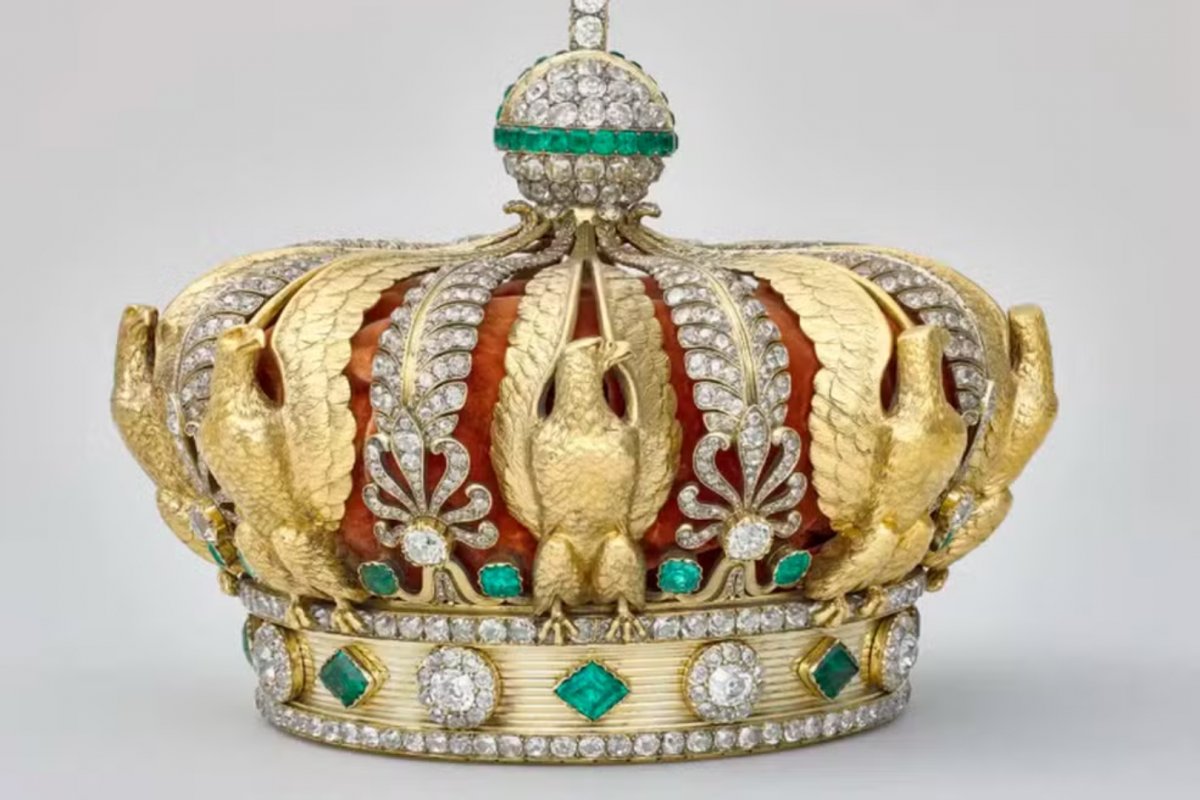 Após roubo no Louvre, coroa de diamantes é encontrada em rua de Paris