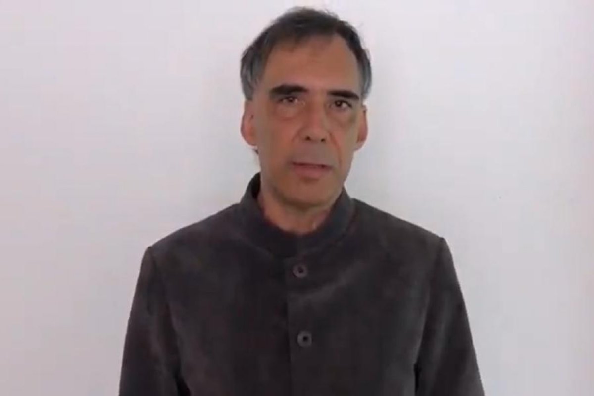 Arnaldo Antunes notifica judicialmente Olavo de Carvalho