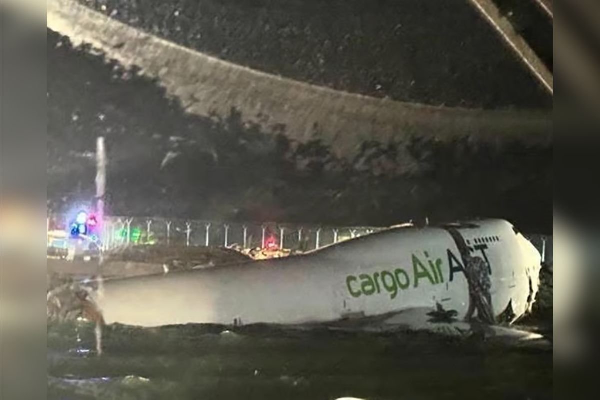 Vídeo: avião de carga derrapa e cai no mar ao pousar em Hong Kong; duas pessoas morrem