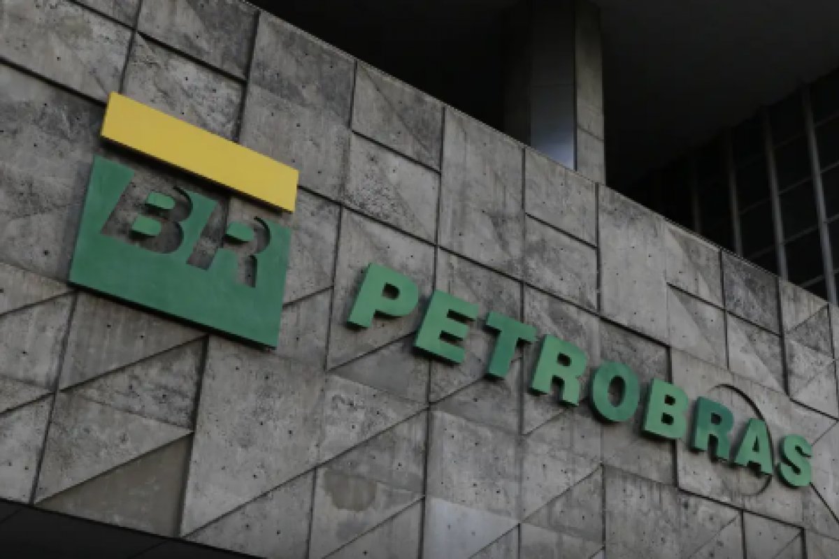 Petrobras reduz em 4,9% preço da gasolina em suas refinarias