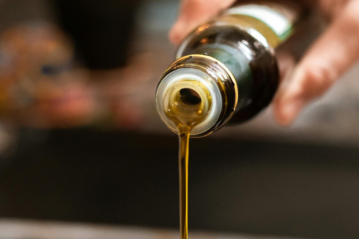 Anvisa proíbe azeite de oliva da marca Ouro Negro por origem desconhecida