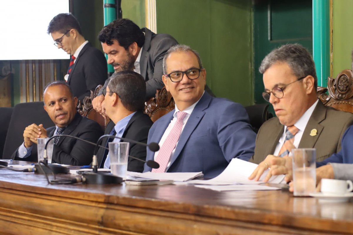 Carlos Muniz apresenta emenda a projeto do Executivo para impedir sombreamento das praias de Salvador