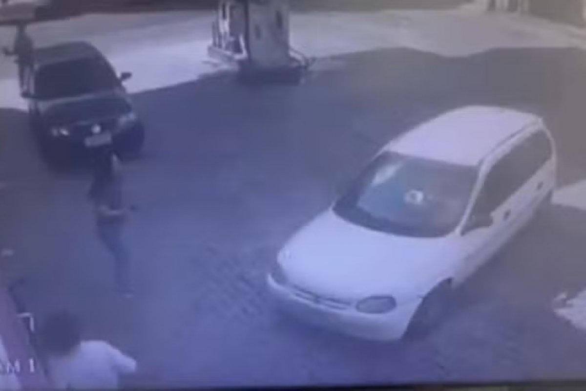Mulher é atropelada por colega de trabalho após discussão em posto de gasolina de Minas Gerais