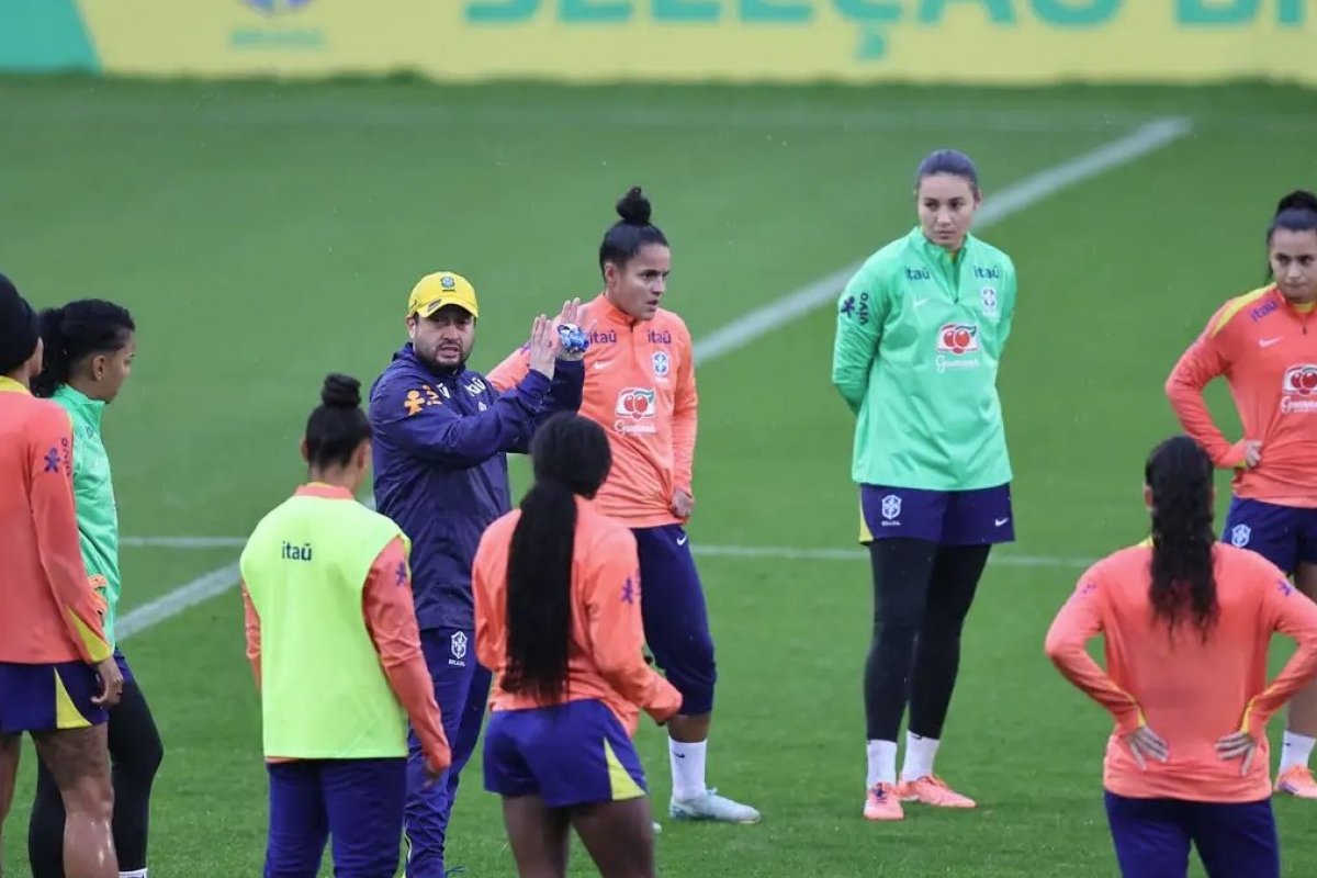 Seleção feminina realiza primeiro treino para amistosos na Europa
