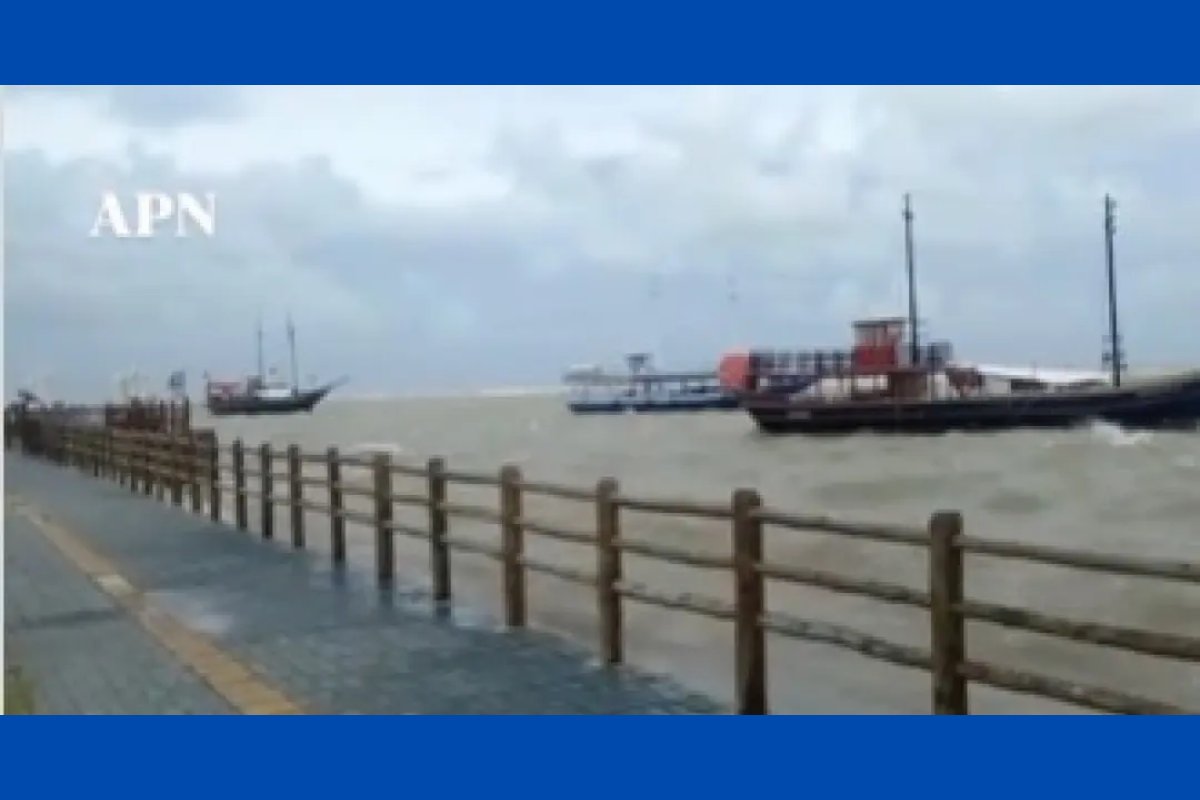 Vídeo: durante temporal, maré alta ultrapassa barreira em ponto turístico na Bahia