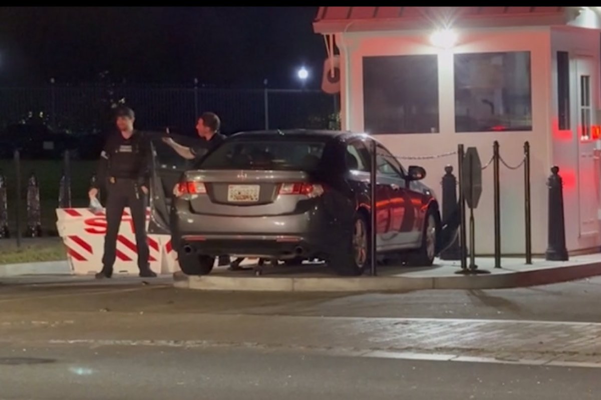 Vídeo: Motorista é preso após bater o carro no portão da Casa Branca