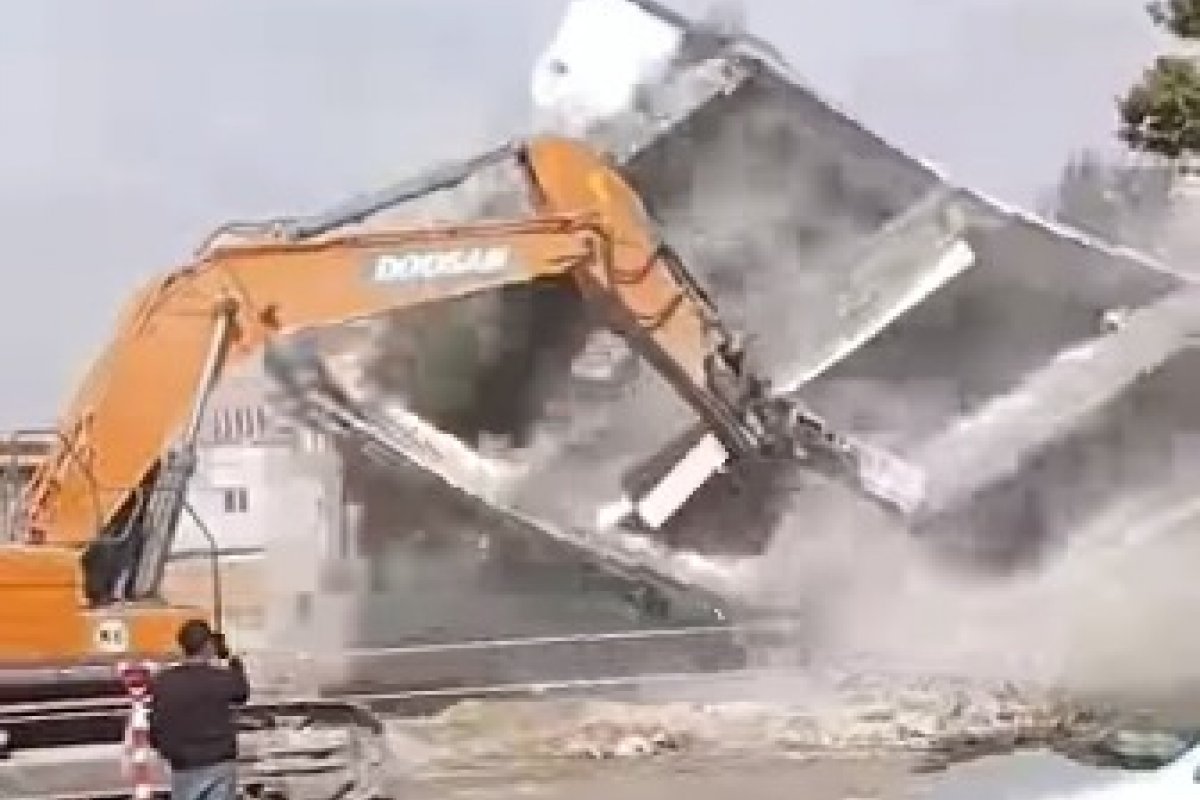 Vídeo: Prédio danificado por terremoto desaba durante demolição na Turquia
