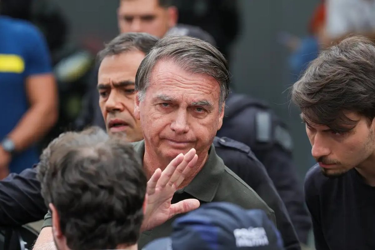 STF deve julgar recursos de Bolsonaro por trama golpista na próxima semana, afirma coluna