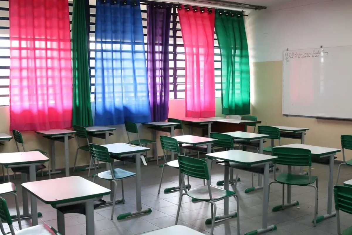 Professor é alvo de investigação após supostamente ameaçar alunos com arma falsa no Paraná