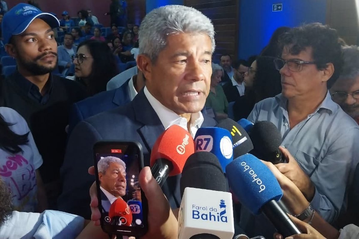 Vídeo: Jerônimo rebate deputado que o acusou de fazer 'falsas promessas' a prefeitos: 'fazemos entregas todos os dias'