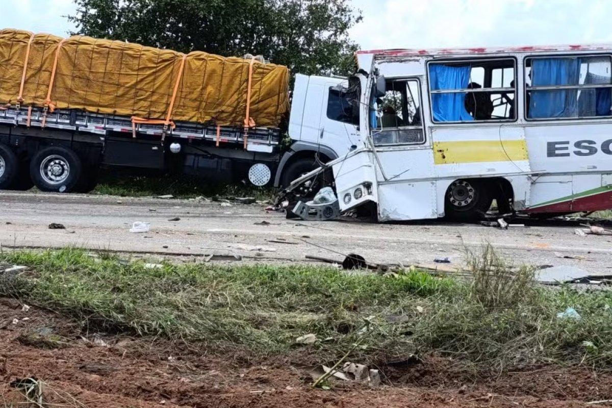 Dois pessoas morrem em colisão entre ônibus e carro na BR-116