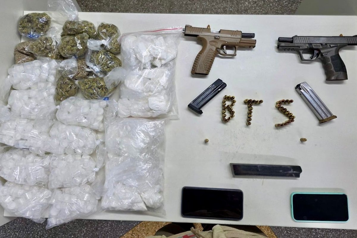 Dois homens são presos acusados de portar armas e drogas em Salvador