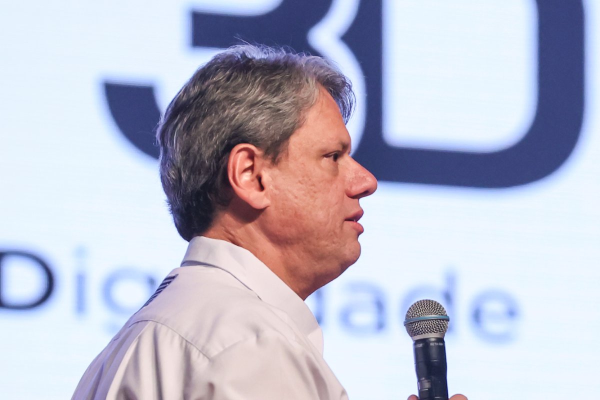 Tarcísio de Freitas disse a presidente do PL que não pretende concorrer a presidência em 2026; afirma colunista