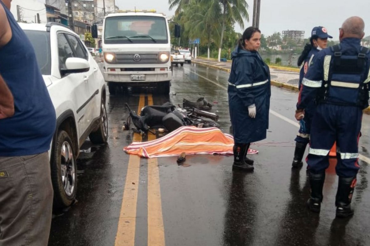 Acidente envolvendo dois carros e uma moto deixa enfermeira morta em Ilhéus