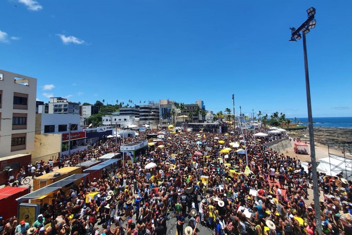 Léo Santana, Daniel Vieira e outros convidados comandam arrastão da Quarta de Cinzas
