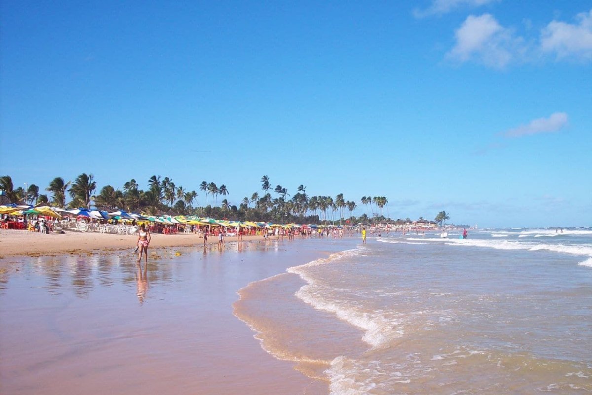 Mulher é encontrada morta na praia de Piatã, em Salvador