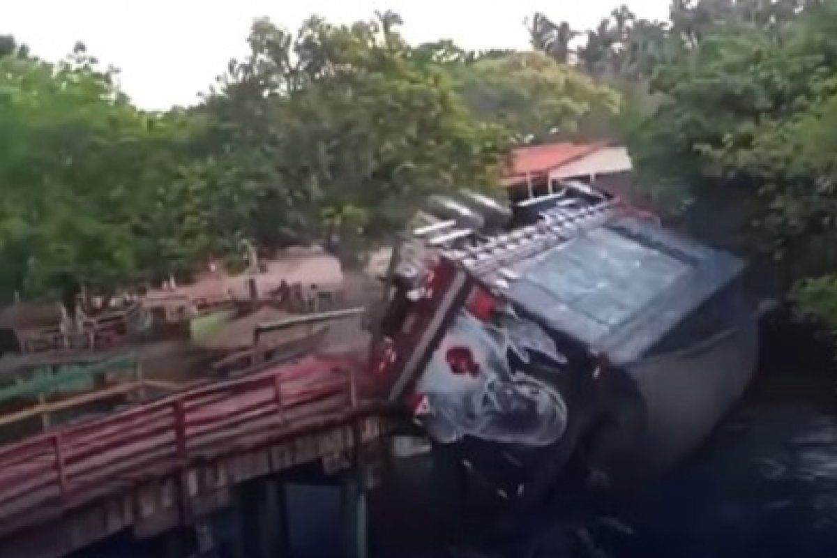 Vídeo: ponte de madeira cede durante passagem de caminhão no interior do Maranhão