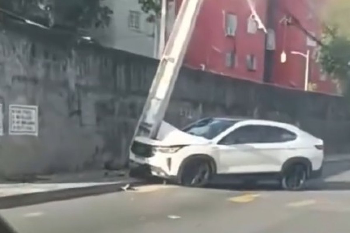 Carro fica destruído após bater em poste na Estrada Velha do Aeroporto
