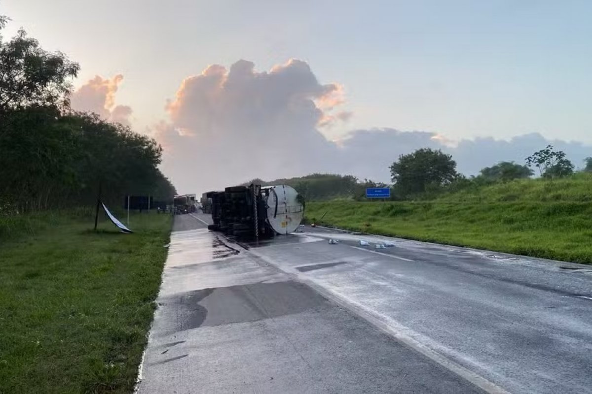 Caminhão-tanque derrama combustível e trecho da BR-324 é interditado em Amélia Rodrigues