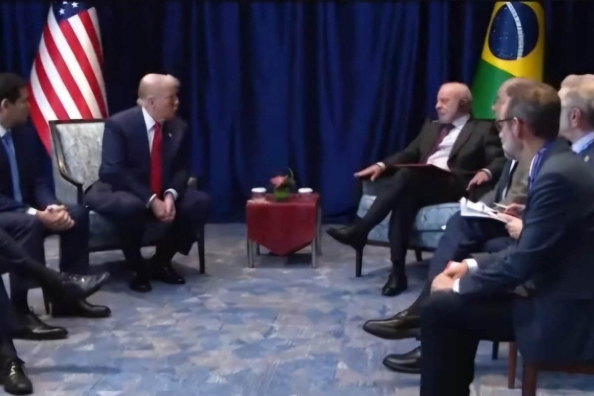 Julgamento de Bolsonaro e Lei Magnitsky são abordados em encontro entre Lula e Trump na Malásia, diz membro do governo