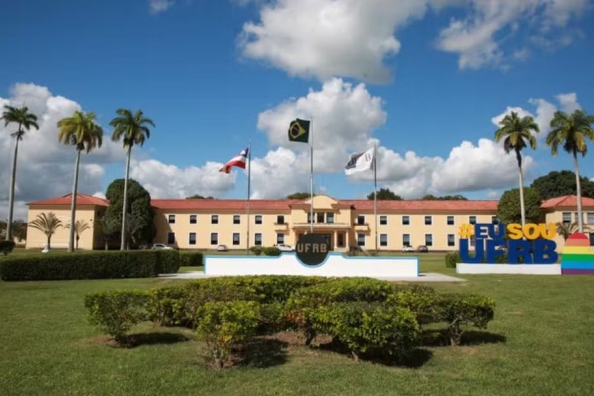 UFRB abre inscrições para 38 vagas de professores substitutos