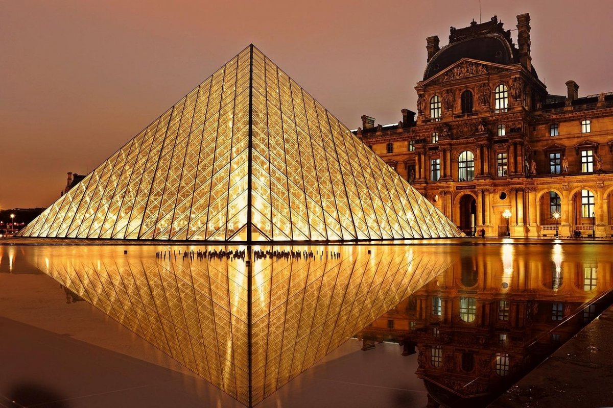 Dois homens são presos por suspeita de participação em roubo de joias no Louvre