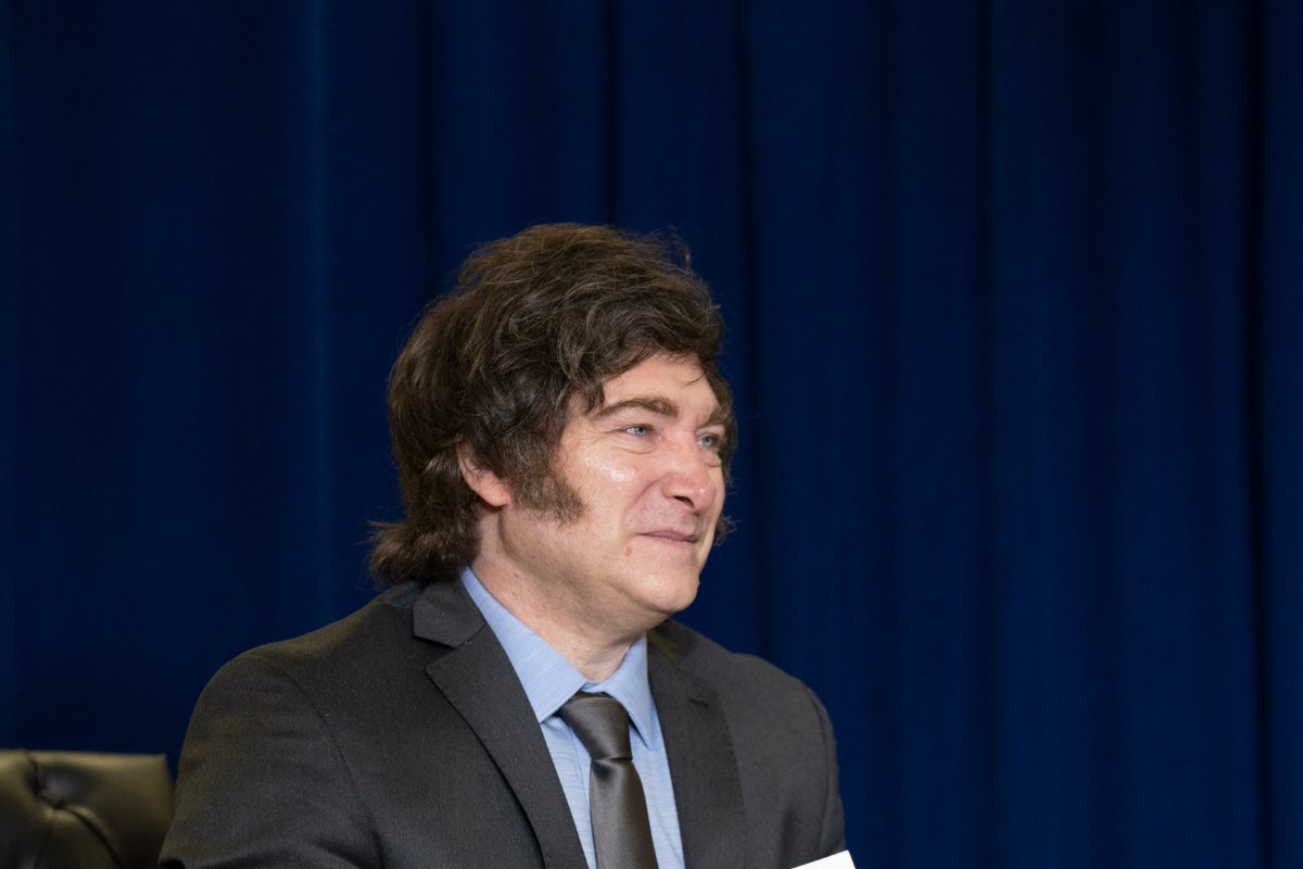Argentinos votam para renovar parte do Congresso, em dia decisivo para Milei