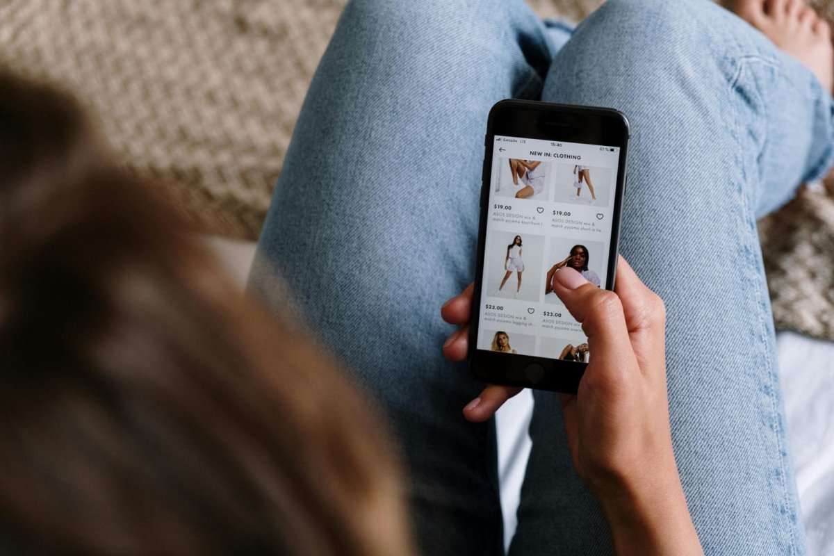 Levantamento aponta que 58% dos brasileiros usa IA para realizar compras online