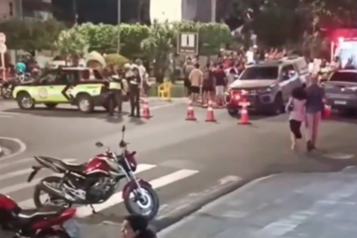 Vídeo: moto invade lanchonete e atropela uma mulher no interior da Bahia