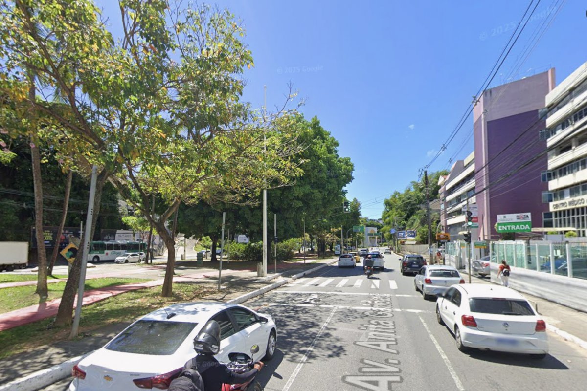 Tiroteio entre policiais e suspeitos deixa uma pessoa ferida na Avenida Garibaldi, em Salvador