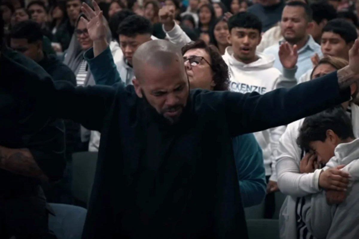 Vídeo: Após ser absolvido no caso de agressão sexual, Daniel Alves é flagrado pregando em igreja na Espanha