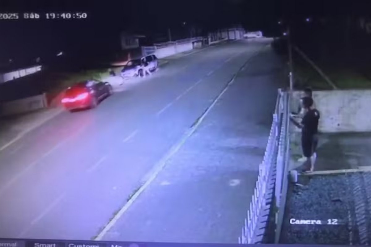 Homem é atropelado por BMW e agredido com pauladas por mulher em frente a Grupamento da PM